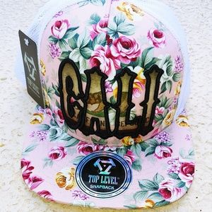 NWT Top Level Cali Snap back Floral Hat